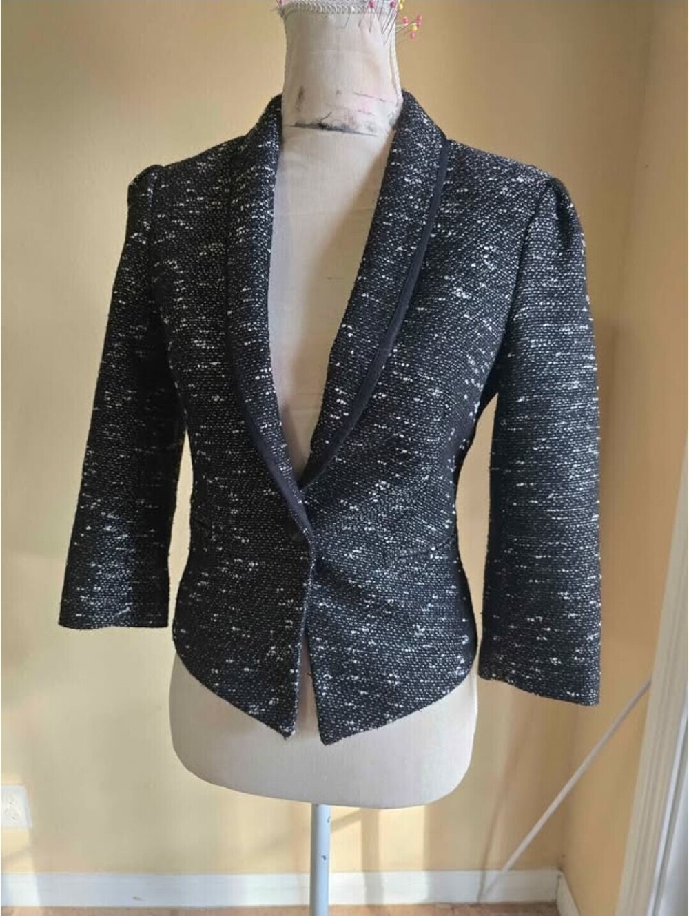 bebe Women’s Black White Tweed Pattern Button Front Lined Short Blazer 3/4 SZ4
